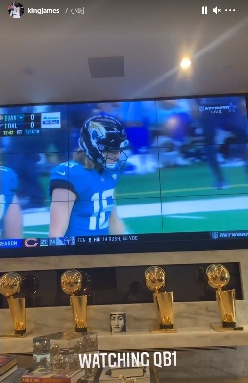 詹姆斯晒在家观看NFL比赛照片：电视下四座总冠军奖杯瞩目