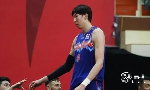CBA内部人士：周琦正在逼宫篮球协会。 如果开了这个先例，CBA会把