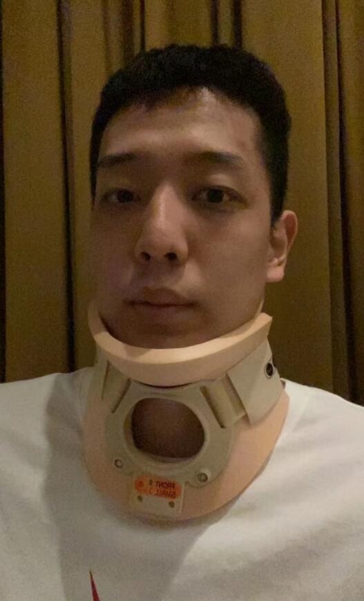 早日康复!沈梓捷昨日扭伤颈椎 目前颈部难以活动需要固定
