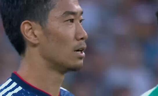 波媒对比莱万生涯:香川真司本应成为足坛巨星