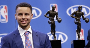 7年前的今天:勇士球星库里当选常规赛MVP 队史继张伯伦后首位